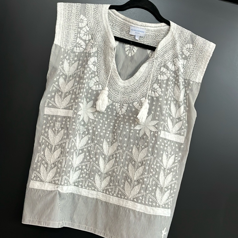 MJ Golondrina pin striped Beautiful white embroidery women’s NWOT Tops Large